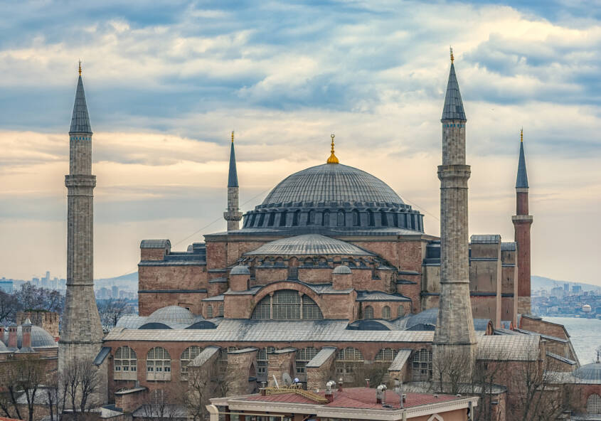 Die Kuppel der Hagia Sophia. Die Dachdecker erbauten die bis heute weltweit größte Ziegelkuppe auf vier Tragepunkten.